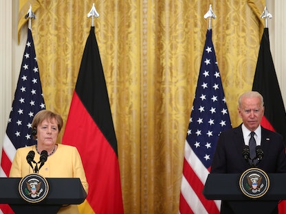 الرئيس الأميركي جو بايدن والمستشارة الألمانية أنغيلا ميركل خلال مؤتمر صحافي مشترك في البيت الأبيض، واشنطن، 15 يوليو 2021 - REUTERS