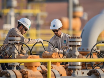 مهندسان في ميدان العمل بأحد مشاريع شركة أرامكو في المنطقة الشرقية للمملكة العربية السعودية - أ ف ب