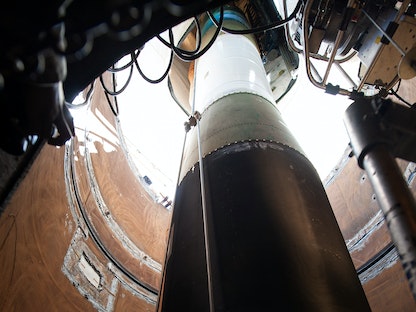 صاروخ Minuteman III في أنبوب الإطلاق بقاعدة فاندنبرج الجوية الأميركية. 25 فبراير 2015 - REUTERS