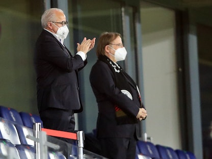فريتز كيلر رئيس الاتحاد الألماني لكرة القدم (يسار) ومساعده راينر كوخ خلال مباراة ألمانيا ومقدونيا الشمالية - REUTERS