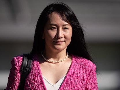 المديرة المالية لشركة "هواوي" مينج وانتشو خلال توجّهها إلى مقرّ المحكمة العليا في فانكوفر - 19 أبريل 2021 - Bloomberg