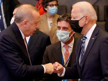 الرئيس التركي رجب طيب أردوغان يلتقي بالرئيس الأميركي جو بايدن في قمة الناتو في بروكسل، بلجيكا، 14 يونيو 2021 - REUTERS