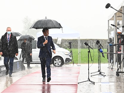 الرئيس الفرنسي إيمانويل ماكرون يصل مركز بردو للمؤتمرات في ليوبليانا لحضور قمة الاتحاد الأوروبي وغرب البلقان، سلوفينيا - 6 أكتوبر 2021. - AFP