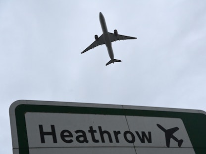 طائرة تحلق فوق مطار هيثرو في العاصمة البريطانية لندن - REUTERS