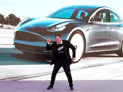 الرئيس التنفيذي لشركة "تيسلا" إيلون ماسك خلال تسليم أنواع جديدة من السيارات الكهربائية في شنغهاي بالصين-  7 يناير 2020 - REUTERS