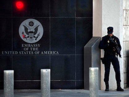 رجل أمن إسباني يحرس مقر السفارة الأميركية في مدريد، في 1 ديسمبر 2022 - AFP