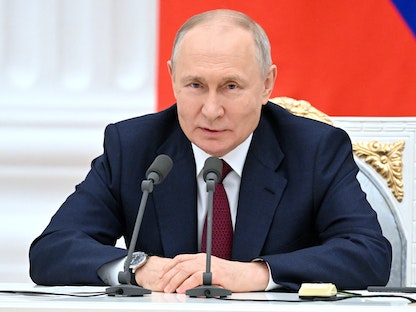 الرئيس الروسي فلاديمير بوتين يحضر اجتماعاً مع خريجي الأكاديمية الرئاسية الروسية للاقتصاد الوطني والإدارة العامة (رانيبا) في الكرملين في موسكو ، روسيا. 4 يوليو 2023 -  REUTERS