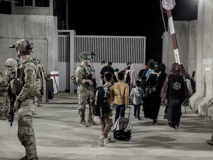 جنود أميركيون في أحد مداخل مطار حامد كرزاي الدولي في كابول - 25 أغسطس 2021 - via REUTERS