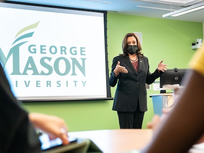 نائبة الرئيس الأميركي كامالا هاريس خلال لقاء طلاب جامعة جورج ماسون في ولاية فرجينيا - 29 سبتمبر 2021 - Twitter/GeorgeMasonU