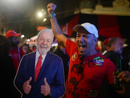 أنصار الرئيس البرازيلي السابق والمرشح الرئاسي عن حزب العمال اليساري لويس إيناسيو لولا دا سيلفا خلال فرز الأصوات في الانتخابات التشريعية والرئاسية. 2 أكتوبر 2022 - AFP