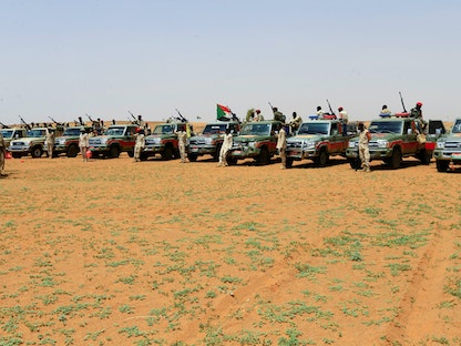 عربات قوات الدعم السريع خلال عملية لتحديد واعتقال المهاجرين غير النظاميين من إثيوبيا والسودان وتشاد في منطقة صحراوية نائية بالقرب من الحدود السودانية-الليبية. 25 سبتمبر 2019 - REUTERS