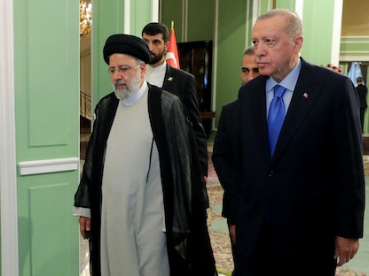 الرئيس التركي رجب طيب أردوغان عند استقباله من نظيره الإيراني إبراهيم رئيسي في طهران - 19 يوليو 2022 - AFP