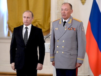 الرئيس الروسي فلاديمير بوتين مع الجنرال ألكسندر دفورنيكوف بعد أن حصل على لقب بطل الاتحاد الروسي في موسكو – 17 مارس 2016 - via REUTERS