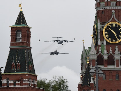 طائرتان عسكريتان تحلقان فوق الكرملين والساحة الحمراء وسط مدينة موسكو، 9 مايو 2020 - AFP