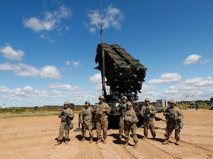 جنود أميركيون يقفون بجوار نظام الدفاع الجوي بعيد المدى باتريوت خلال تمرين في مطار عسكري في ليتوانيا- 20 يوليو 2017. - REUTERS