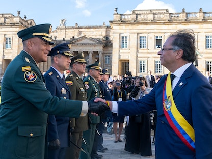 الرئيس الكولومبي الجديد جوستافو بيترو يحيي قائد الجيش في أعقاب أداء اليمين الدستورية. 8 أغسطس 2022 - REUTERS