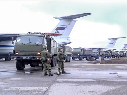 جنود حفظ السلام الروس بعد الهبوط من طائرة عسكرية في ألما آتا بكازاخستان - 9 يناير 2022 - AFP