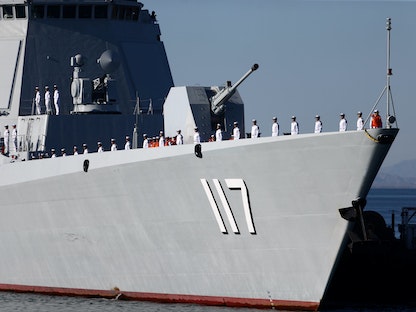عناصر من البحرية الصينية فوق سفينة حربية - via REUTERS