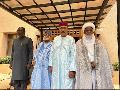 رئيس النيجر المعزول محمد بازوم يلتقي مع وفد المجموعة الاقتصادية لغرب إفريقيا (إيكواس) في مقر احتجازه في نيامي، النيجر. 19 أغسطس 2023 