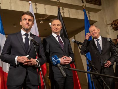 الرئيس البولندي أندريه دودا يتوسط الرئيس الفرنسي إيمانويل ماكرون والمستشار الألماني أولاف شولتز على هامش مؤتمر ميونيخ للأمن. فبراير 2023 - DPA