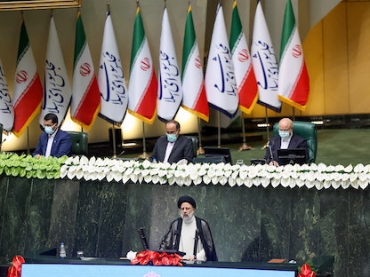 الرئيس الإيراني خلال تأدية اليمين أمام مجلس الشورى، 5 أغسطس 2021 - REUTERS