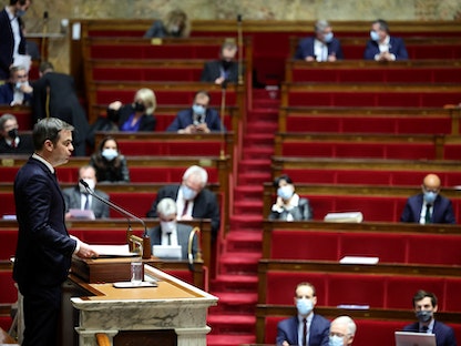 وزير الصحة الفرنسي أوليفييه فيران يلقي كلمة خلال المناقشة الافتتاحية حول مشروع القانون المخطط للحكومة الفرنسية لتحويل تصريح الصحة الحالي إلى تصريح لقاح في الجمعية الوطنية في باريس - 3 يناير 2022 - REUTERS
