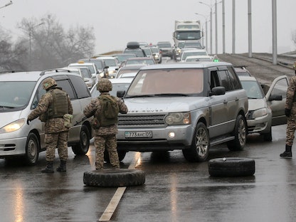 قوات الأمن في كازاخستان تراقب مداخل مدينة ألما آتا - 08 يناير 2022 - REUTERS