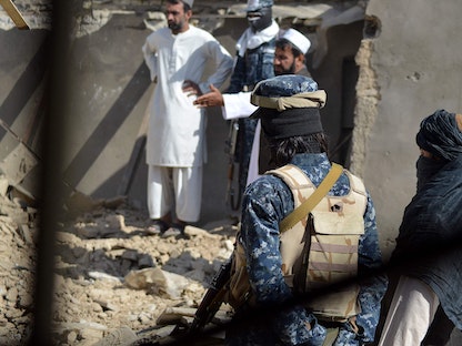 عناصر من حركة طالبان خلال عملية اقتحام مخابئ لمقاتلي تنظيم "داعش خرسان" في قندهار. 15 نوفمبر 2021. - AFP