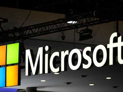 شعار شركة مايكروسوفت الأميركية متعددة الجنسيات للتكنولوجيا في المؤتمر العالمي للجوال (MWC) أكبر تجمع سنوي لصناعة الاتصالات في برشلونة. 2 مارس 2023 - AFP