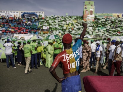 فنان يرفع قبضته خلال التجمع الانتخابي الأخير للرئيس التشادي إدريس ديبي إتنو في نجامينا - 9 أبريل 2021 - AFP