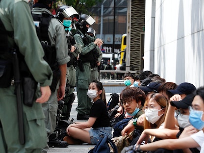 قوات مكافحة الشغب تحتجز متظاهرين خلال إحدى التظاهرات في هونغ كونغ - REUTERS