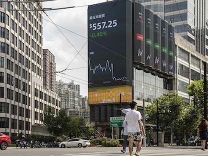 شاشة عامة تعرض أسعار سلع في شنغهاي - 18 أغسطس 2021 - Bloomberg