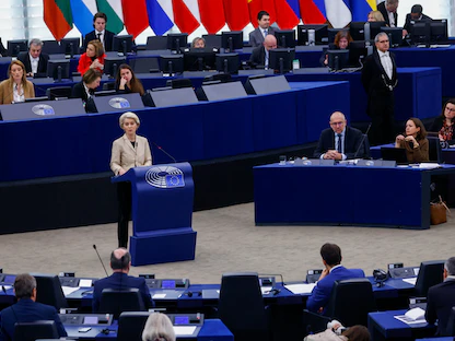 رئيسة المفوضية الأوروبية أورسولا فون دير لاين ورئيسة البرلمان الأوروبي روبرتا ميتسولا تحضران جلسة عامة في البرلمان الأوروبي في ستراسبورغ، فرنسا. 14 ديسمبر 2022 - REUTERS