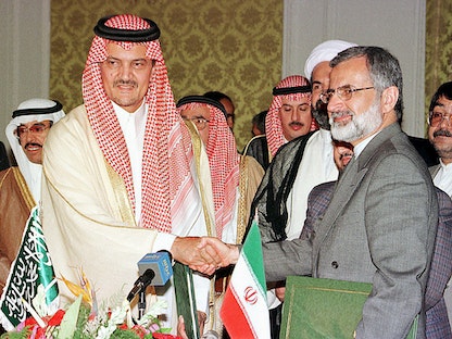 وزير الخارجية السعودي الأسبق الأمير سعود الفيصل يصافح في طهران نظيره الإيراني كمال خرازي عقب توقيع اتفاقية اقتصادية. 27 مايو 1998 - AFP