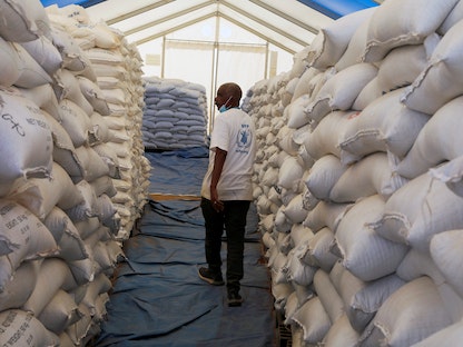 موظف في برنامج الغذاء العالمي بين أكياس الطعام في مخيم أم راكوبا للاجئين الذي يؤوي لاجئين فارين من القتال في تيغراي، على الحدود السودانية الإثيوبية في السودان. 29 نوفمبر 2020 - REUTERS