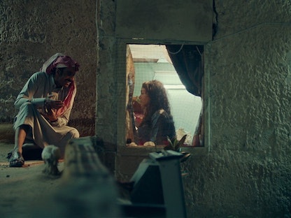 لقطة من الفيلم السعودي "حد الطار" تظهر الممثل فيصل الدوخي والمملثلة أضوى فهد - twitter/7adeltar