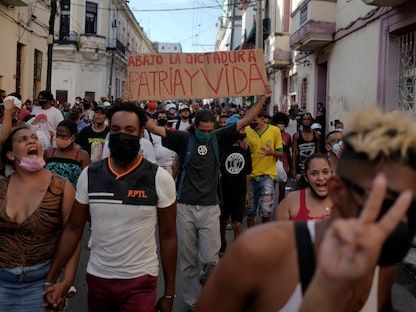 محتجون يرددون هتافات ضد الحكومة خلال مظاهرة في هافانا، كوبا - REUTERS