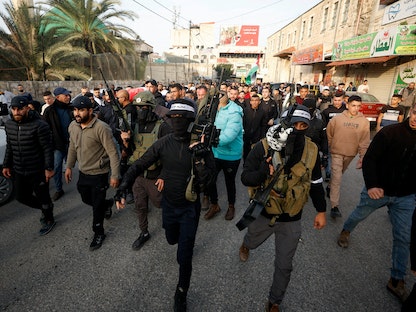 مسلحون في جنازة فلسطينية بمدينة جنين في الضفة الغربية المحتلة. 12 ديسمبر 2022 - REUTERS