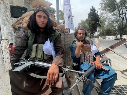 مسلحان من حركة طالبان في نقطة تفتيش بكابول - 17 أغسطس 2021 - REUTERS