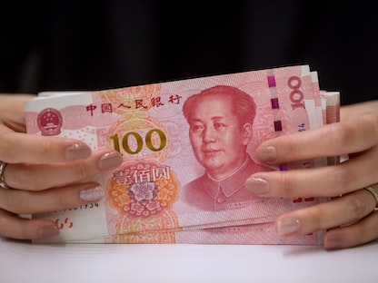 أوراق نقدية صينية من فئة 100 يوان في هونغ كونغ - 16 أبريل 2019 - Bloomberg