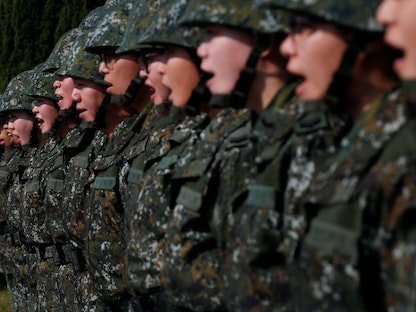 فرقة من الجيش التايواني تؤدي التحية للرئيسة تساي إنغ ون خلال زيارتها قاعدة عسكرية في إقليم تاو يوان - 25 يناير 2019 - REUTERS