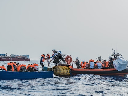 عملية إنقاذ لمهاجرين إلى أوروبا نفذتها سفينة "أوشن فايكينغ". - @SOSMedFrance