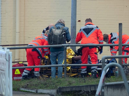رجال الإسعاف بجوار أحد مصابي حادث الطعن على متن قطار بمدينة بروكشتديت في ألمانيا. 25 يناير 2023 - AFP