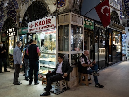 أكشاك لبيع المجوهرات والذهب في بازار إسطنبول - 2 يونيو 2021 - Bloomberg