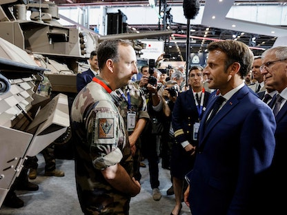 الرئيس الفرنسي إيمانيول ماكرون خلال افتتاح المعرض الدولي لصناعات الدفاع والأمن البريين "يوروساتوري" - شمال باريس - 13 يونيو 2022 - AFP