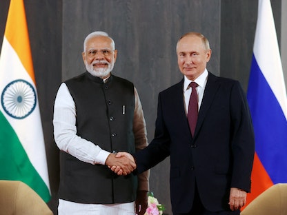 الرئيس الروسي فلاديمير بوتين ورئيس الوزراء الهندي ناريندرا مودي خلال اجتماع على هامش قمة منظمة شنغهاي للتعاون في سمرقند بأوزبكستان - 16 سبتمبر 2022. - REUTERS