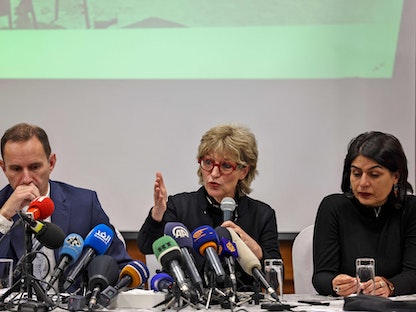 أنييس كالامار الأمينة العامة لمنظمة العفو الدولية (وسط) تحضر مؤتمراً صحافياً مع مدير البحوث والمناصرة للشرق الأوسط وشمال إفريقيا فيليب لوثر (إلى اليسار) والناشطة أورلي نوي (يمين) في القدس - 1 فبراير 2022 - AFP
