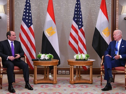 الرئيس الأميركي جو بايدن (يمين) مع نظيره المصري عبد الفتاح السيسي في مدينة جدة السعودية - 16 يوليو 2022 - AFP
