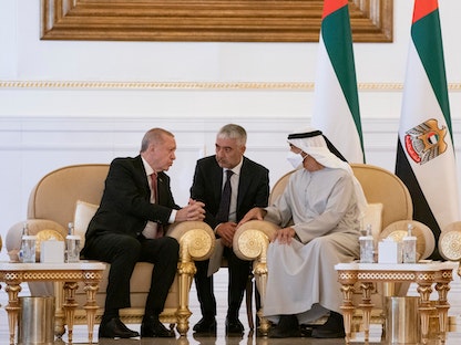 رئيس دولة الإمارات الشيخ محمد بن زايد يستقبل نظيره التركي رجب طيب أردوغان في أبو ظبي. 17 مايو 2022 - REUTERS