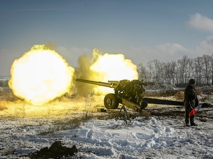 جندي روسي يطلق قذيفة من مدفعية خلال تدريبات عسكرية في روستوف -  12 يناير 2022 - REUTERS